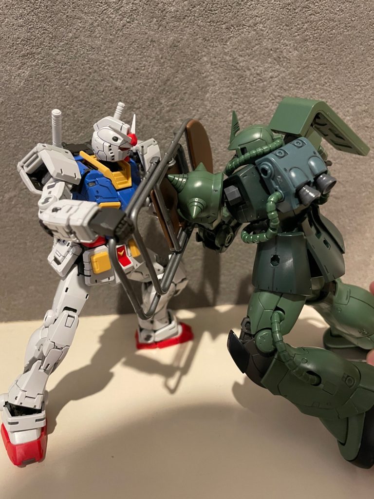 襲いかかるジオンのザク!!
