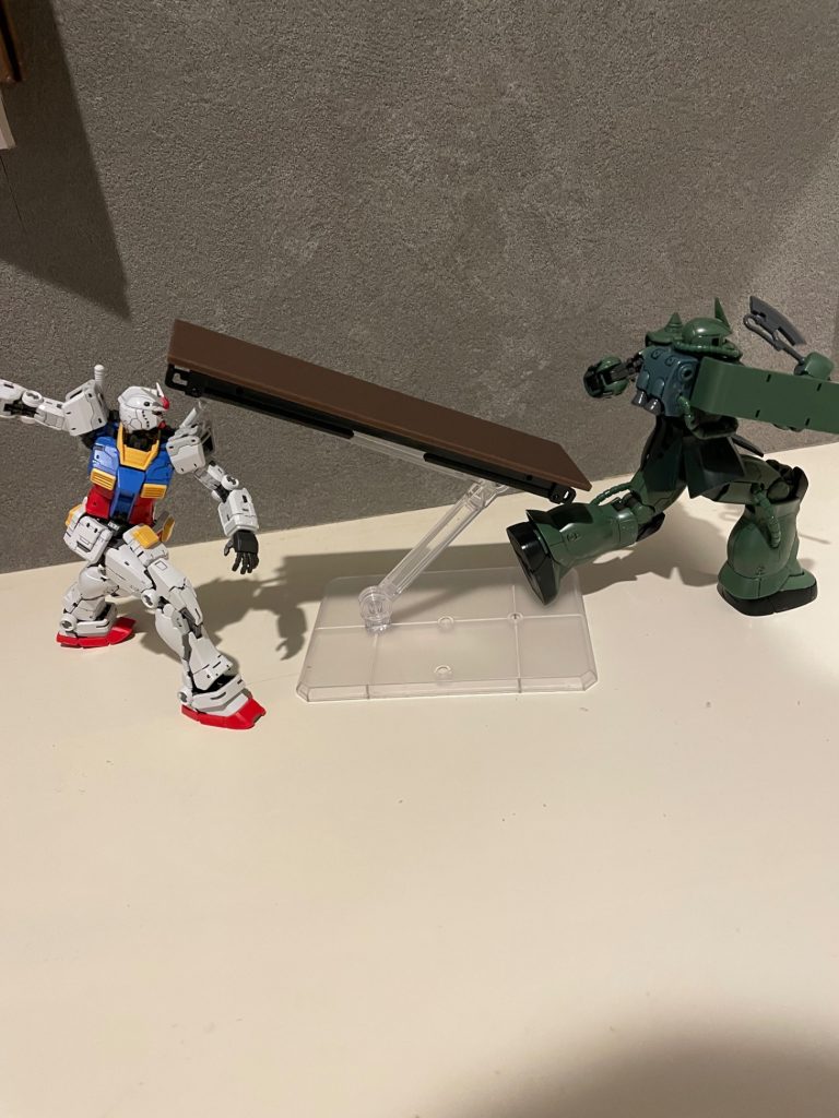 逃げ出すザクII！