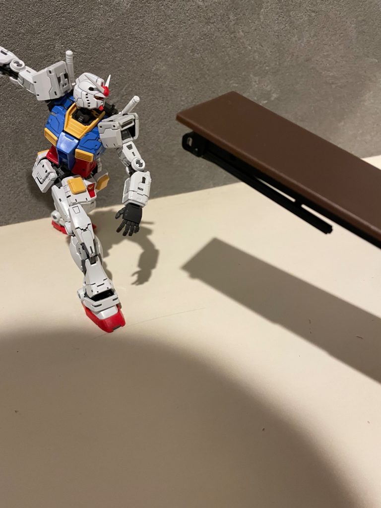 重いので投げてみたガンダム!