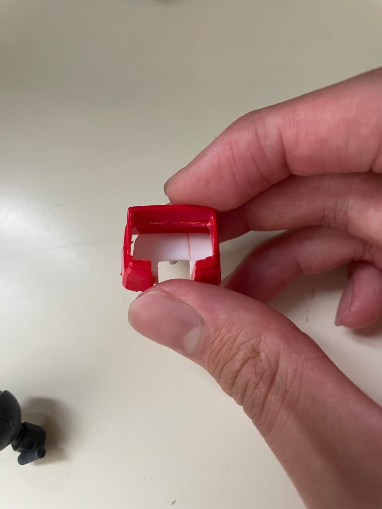 ②次に下側の不要な部分をゴッソリ切り取ってコアファイターが入る空間を作りますコアファイターが入るか確認しながらヤスリなどでクリアランスを調節してください