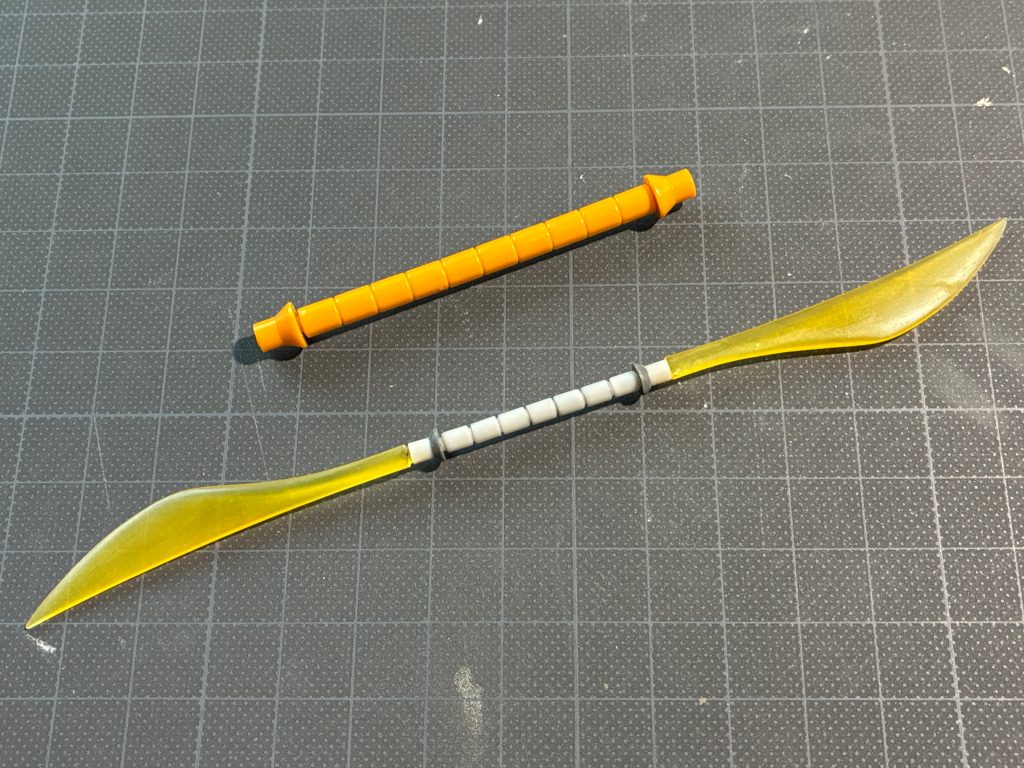 ビームナギナタはＭＧゲルググのモノ（画像内上）を参考にして小型版（画像内下）を作りました。柄はプラパイプとディテールアップパーツの組み合わせました。ビーム刃はMGゲルググのモノを削っり、磨いて差し込んでます。