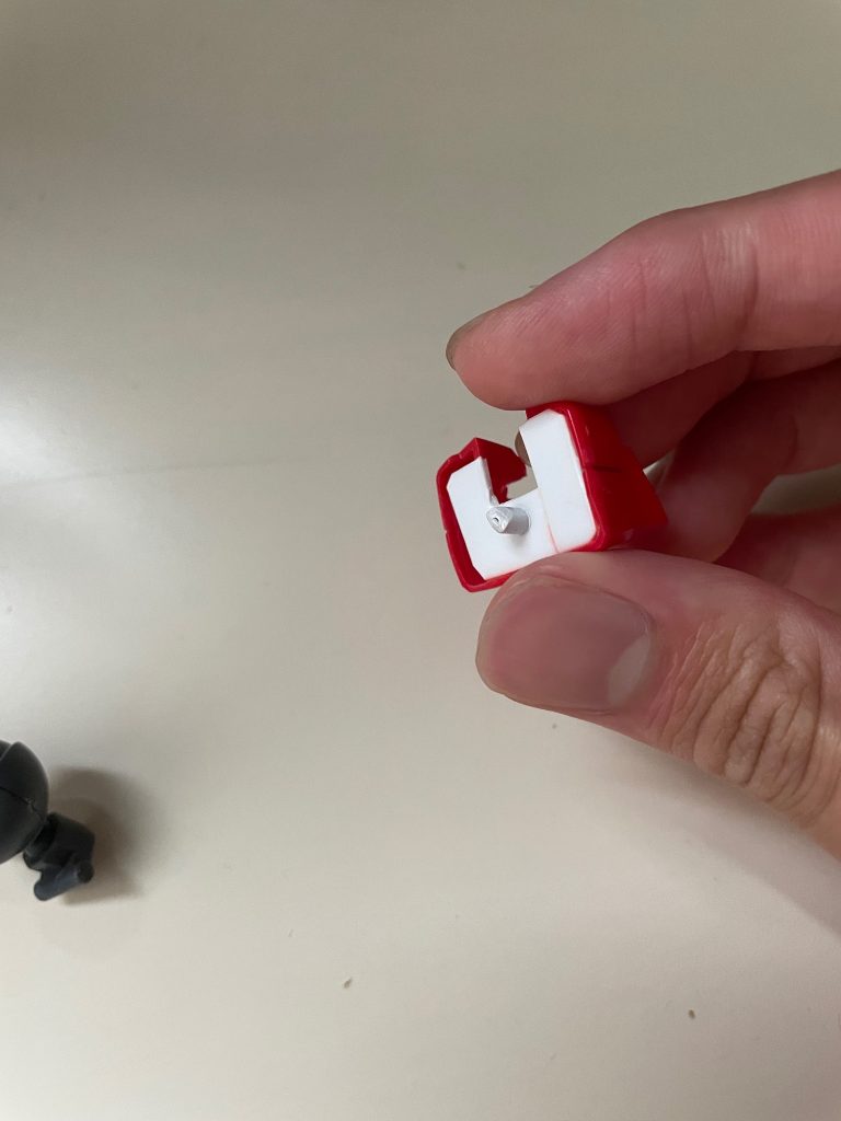 ③次に②のパーツの裏側(下側?)にプラ板で蓋して丁度いい位置にランナーの切れ端(市販のプラ棒でも可。というかそっちの方が良いのでは?)で作った接続軸を接着します