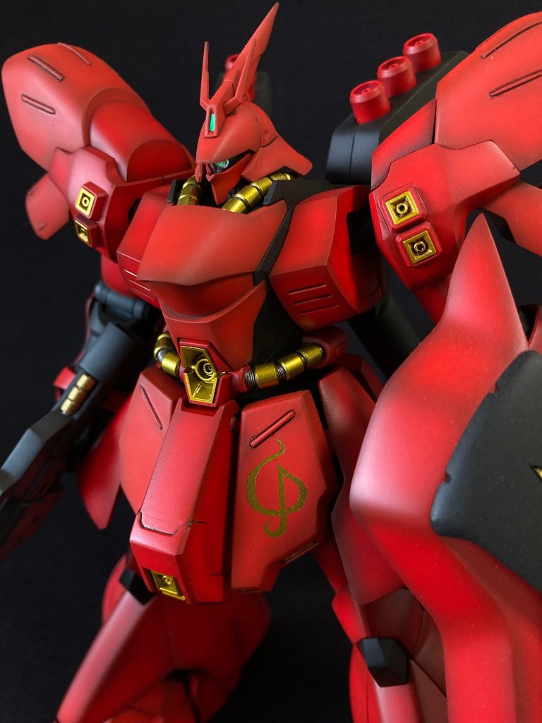腰アーマーの「CDマーク」は他のゴールドと同じく塗装で再現しました✨(写真は光が反射してませんが…)当時は🎼かと思っていましたが、Casval Deikunの頭文字なんですね😅&nbsp;