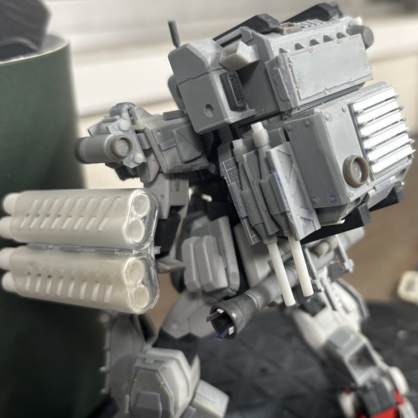 スクラッチ完了。バックパックに弾頭、リアアーマーにRPGをマウントできるようにしました。塗装が6月後半からしかできんのでこれ以降は寝かせます。代わりに次回の機体を触り始めようかな…。（2枚目）