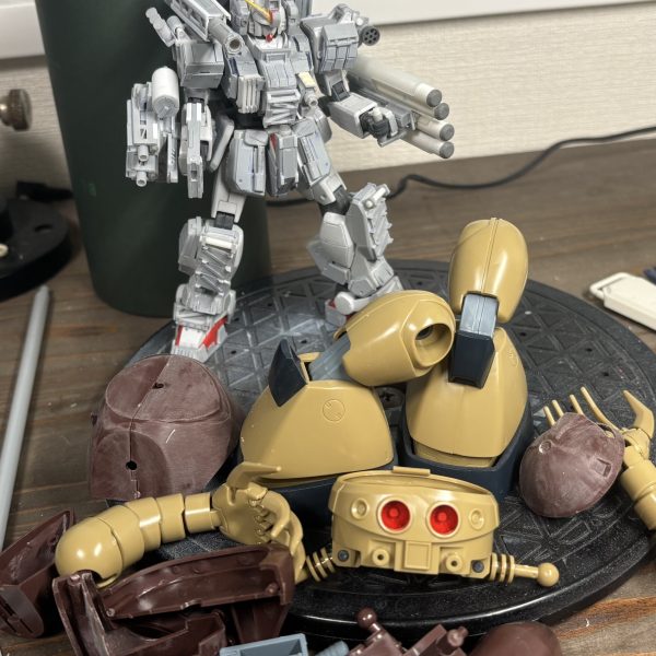 スクラッチ完了。バックパックに弾頭、リアアーマーにRPGをマウントできるようにしました。塗装が6月後半からしかできんのでこれ以降は寝かせます。代わりに次回の機体を触り始めようかな…。（3枚目）