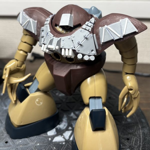 胴体の脇に追加のダクトをスクラッチして肩アーマー触り始めました。うーむ難しい。特殊な局面なので悩みながら手を動かして、浮かせた二枚重ねにした台形の追加装甲にすることで見栄えがなんとか…。リア側はどうしたものかとか、スジボリ歪んだフォローをどしようかなとか悩ましいですがいい感じに打たれ強いゴックに見えてきました。（2枚目）