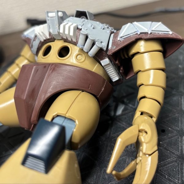 胴体の脇に追加のダクトをスクラッチして肩アーマー触り始めました。うーむ難しい。特殊な局面なので悩みながら手を動かして、浮かせた二枚重ねにした台形の追加装甲にすることで見栄えがなんとか…。リア側はどうしたものかとか、スジボリ歪んだフォローをどしようかなとか悩ましいですがいい感じに打たれ強いゴックに見えてきました。（1枚目）