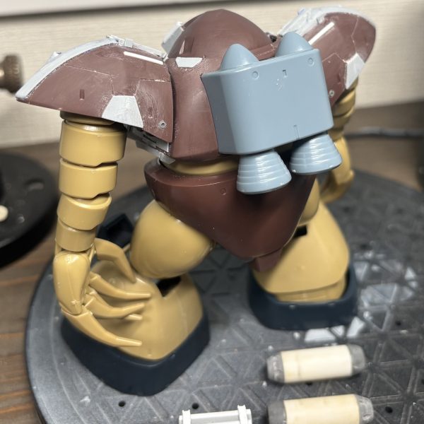 肩アーマーは色々いじってとりあえずディティールは定まりました。ちょっと武装をいじってます。事前に作っといた円柱型ロケットランチャー。ドリルに見えなくもない？無理があるか…。試しに作ってみた3連装ランチャーがいい感じなのでもう一個作りたいけどマテリアルが足らず、届いたら作ろう。メガ粒子砲頼りになると陸戦での駆動時間が異様に短くなるっぽいので、別武装を持たせたいなぁと目論んでます。（3枚目）