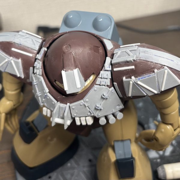 肩アーマーは色々いじってとりあえずディティールは定まりました。ちょっと武装をいじってます。事前に作っといた円柱型ロケットランチャー。ドリルに見えなくもない？無理があるか…。試しに作ってみた3連装ランチャーがいい感じなのでもう一個作りたいけどマテリアルが足らず、届いたら作ろう。メガ粒子砲頼りになると陸戦での駆動時間が異様に短くなるっぽいので、別武装を持たせたいなぁと目論んでます。（2枚目）