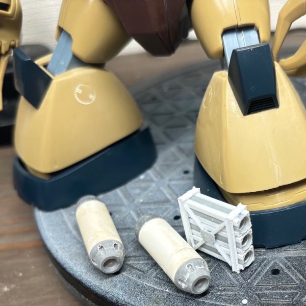 肩アーマーは色々いじってとりあえずディティールは定まりました。ちょっと武装をいじってます。事前に作っといた円柱型ロケットランチャー。ドリルに見えなくもない？無理があるか…。試しに作ってみた3連装ランチャーがいい感じなのでもう一個作りたいけどマテリアルが足らず、届いたら作ろう。メガ粒子砲頼りになると陸戦での駆動時間が異様に短くなるっぽいので、別武装を持たせたいなぁと目論んでます。（1枚目）