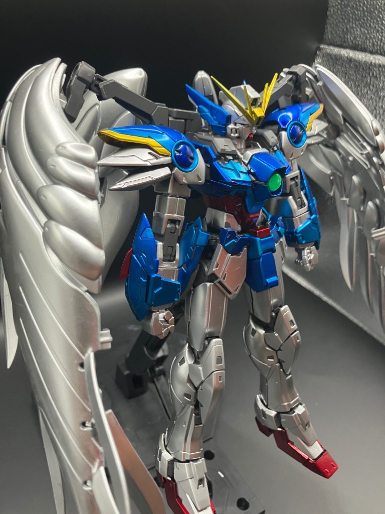 羽根と体の白を全てシルバーで塗装しました。ガンダムベースなどで拝見するシルバーの神々しさを表現したかったのですがまだまだ修行あるのみです。