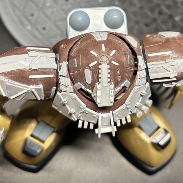 今の所、電子タバコの喫煙所となってるニトロブース350の中で撮影しとりますゴック君。頭部をごちゃごちゃとディティールを放り込んでおりました。バルカン用の穴を入れてますが、塗装後にメタルパーツを突っ込む予定です。（2枚目）