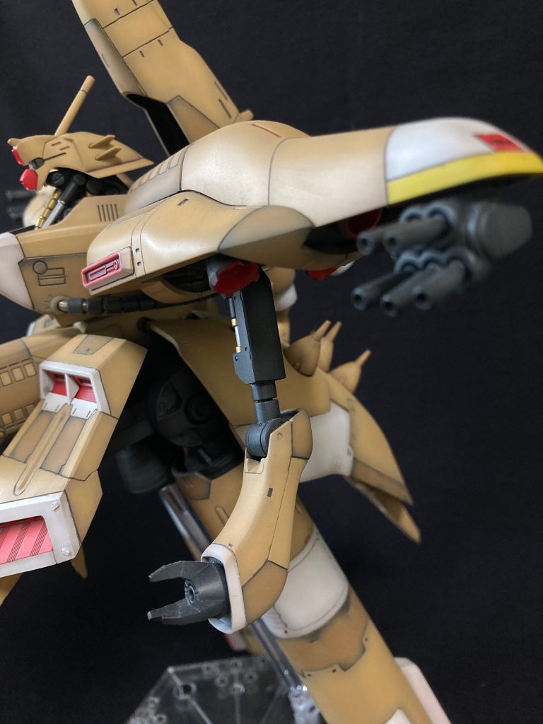肩アーマーと頭部カバーの先端等は黄色で塗り分け運搬時に戦艦等にぶつけないように、目立つ色を敢えて塗装しているイメージ