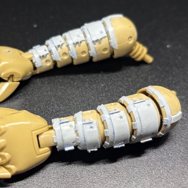 腕のディティールを10個分入れ続けてました。根性と不屈の精神コマンドが必要でしたが、なんとかSPが足りたようです。ふー…ディティールの密度は統一感あるかな。（1枚目）
