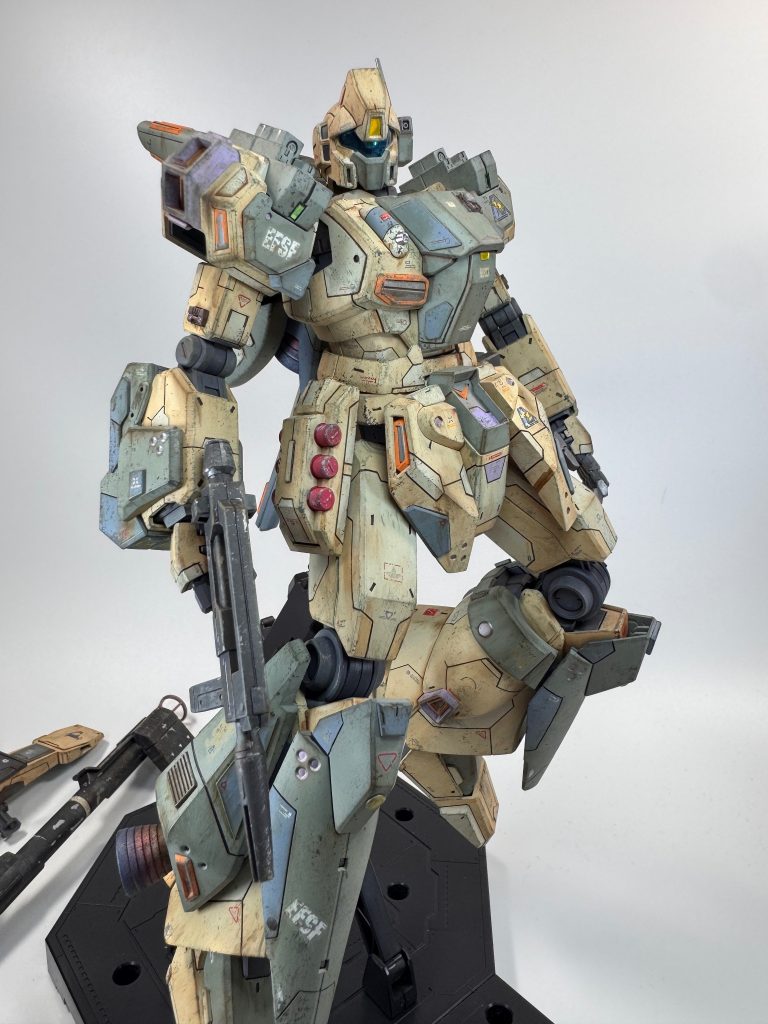 ビームライフルを持たせたポージングもいい感じです。ビームライフルはマグネットで右足アーマーにくっつくようにしました。バーニア焼け色もウェザリングしました。