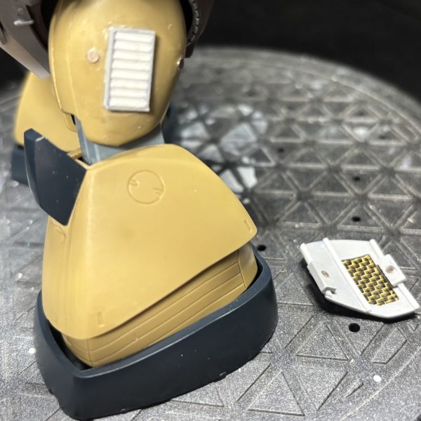 脚がお逝きなすって、口径数が2.5mmくらいと微妙な直径なので2mmを加工して直しておきました。また折れないかは心配だけどまぁそのときやりましょう。・初めての金属メッシュデザインカッターでギコギコしても切れないし、切ったらばらつくしどうすんのこれ?って初めて触った時は諦めたんですが、刃の手前側で押し切る感じなんですね。そしてバラつかないように光硬化パテで淵を固めてとやったら加工できました。太ももにダクト追加して磁石付けたので、カバー兼追加装甲をつけ外し可能にしました。やってみたいことどんどん放り込めて楽しい。ゴックは自由度低いと思ってたけど発想次第かもしれませんね。(4枚目)