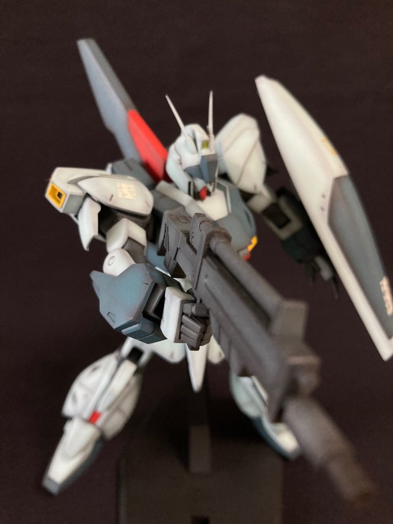 劇中では「ガンダムモドキ」だの「情けないMS」だのと、散々な言われようでしたね…カッコいいのに…