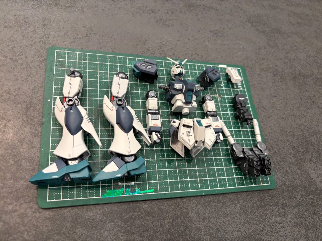 すみません。今回もいろんな色使用して調色したので参考にならないかと思いますが、自分へのメモの為に記載しておきます。●使用塗料本体（紺）： てきとう（イメージに近づけるためにいろんな塗料を調色したので不明です、、）本体（緑）： てきとう（いろんな塗料を調色）本体（ﾎﾜｲﾄ）：NAZCAカラー　スチールホワイト内部ﾌﾚｰﾑ：Mr.カラー　メタリックブラックトップコート：Mr.カラー　スーパースムースクリア（つや消し）