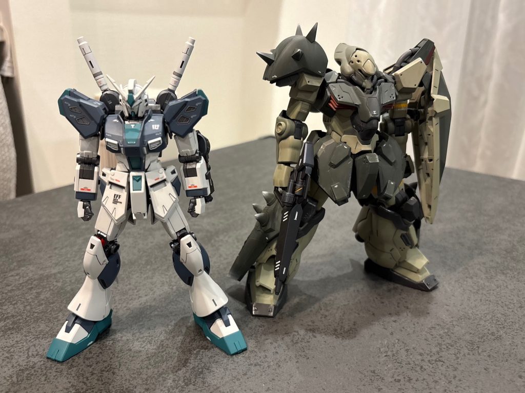 メッサーと並べて撮影やっぱνもデカい2機ともいい色合いしてますねーそのうちメッサーも手放そうかなと思ってます