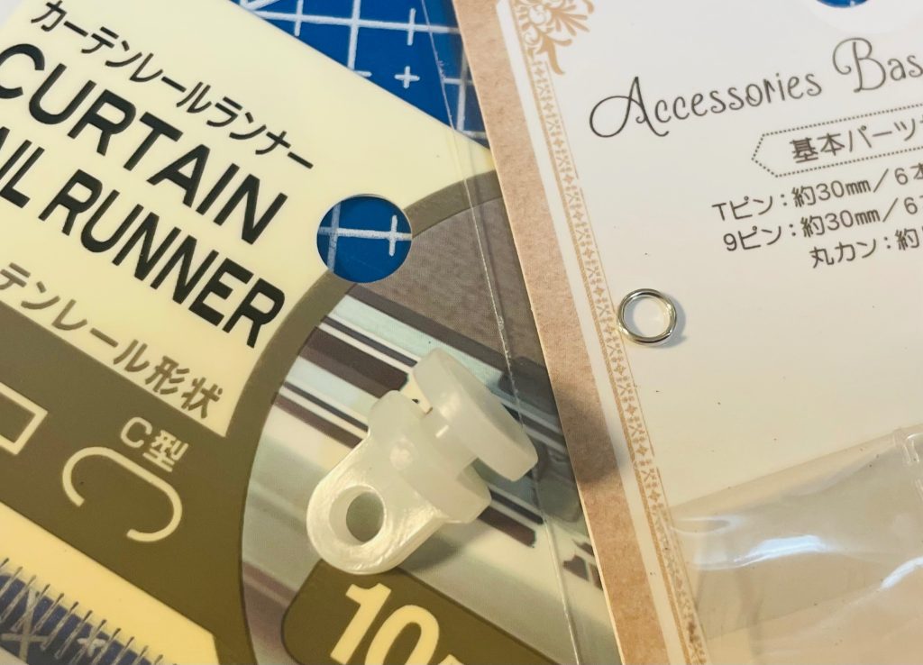 スタイルはほぼいじるとこないので、モノアイ加工に挑戦。100均のカーテンレールにつけるコマ？がモノアイ台座にぴったりでした！同じく100均の丸カンとHアイズをくっつけたらいい感じ！上手くいくとうれしいですね♪