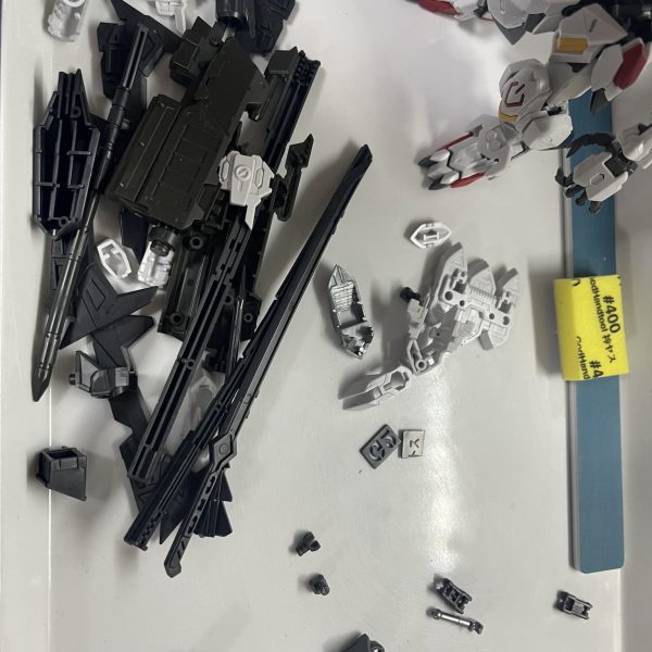 バルバトス、かっこいいですねバックパックと武器系でおわり！後すこしー！よくできてるなーもっと流通して、みんなに作ってもらいたい！作っててたのしいー！ツインアイ何もしてないですが、結構ギラついてます！&nbsp;塗装したいなー（2枚目）