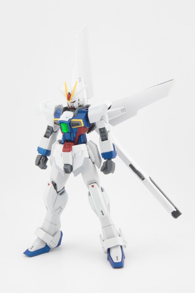 本体はガンダムXっぽいカラーリングにして胸に何かのグリーンのクリアパーツをつけました。サテライトシステムはパチ組したものを両面テープでつけてます（後でガンダムXに返すので😅）。