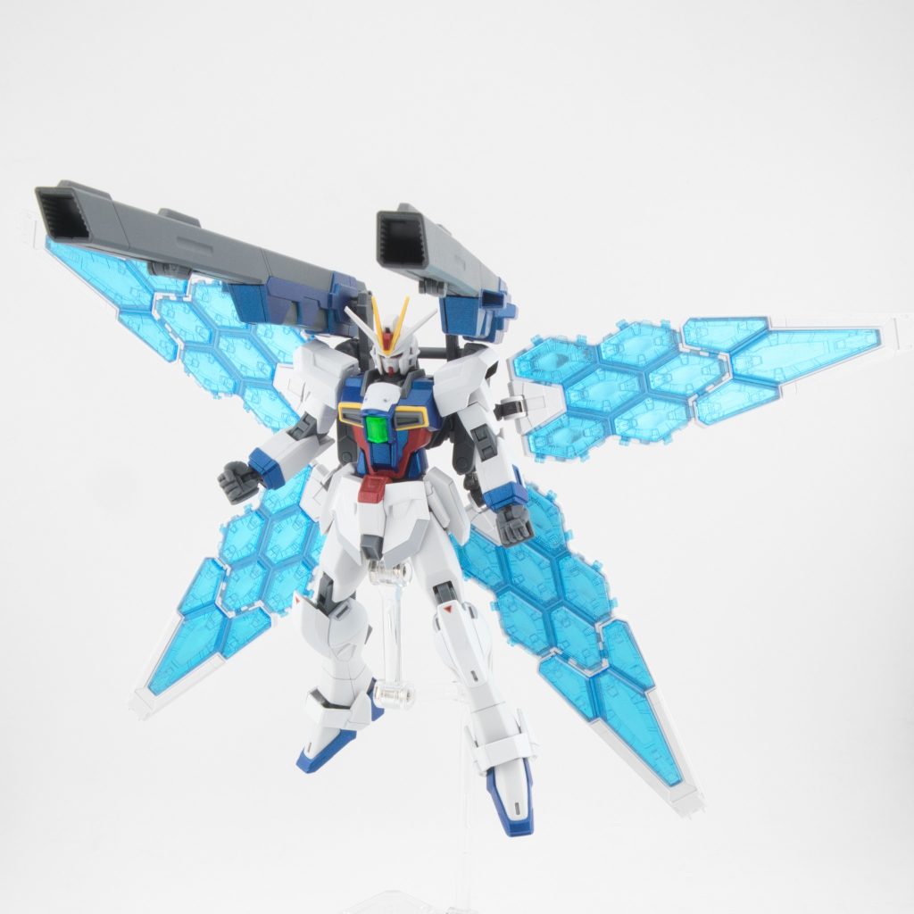 サテライトシステムはガンダムXに返してしまうので何か代用できるものを考えて、余ってたライトニングバスターの複列砲身多目的砲と万博ガンダムのグラスフェザーを使ってツインサテライトキャノンにしました。いや、グラスフェザーはソーラーパネルだからツインサンライズキャノン？「太陽は昇ったか？」