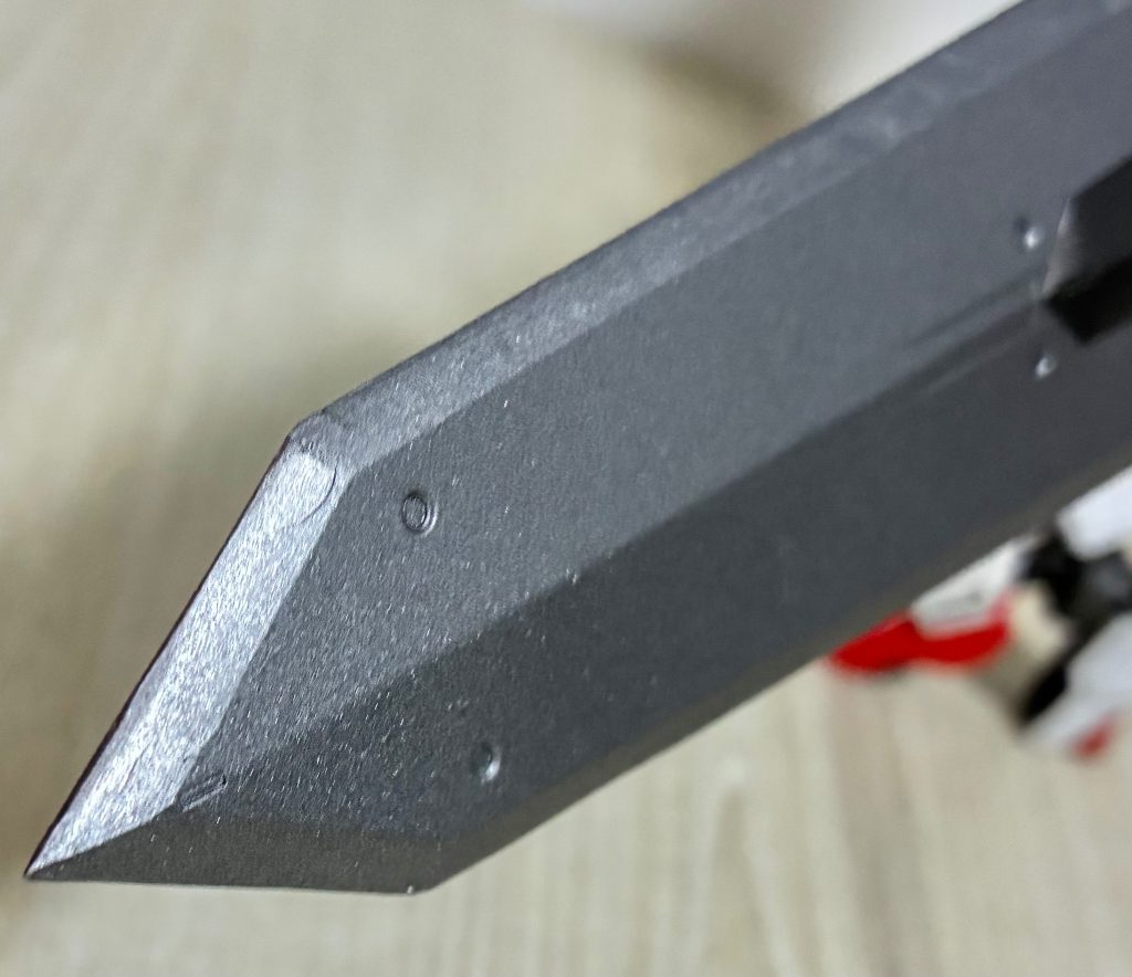 バスターブレードの切先が丸かったのでシャープ化と合わせ目消しをおこなっています。