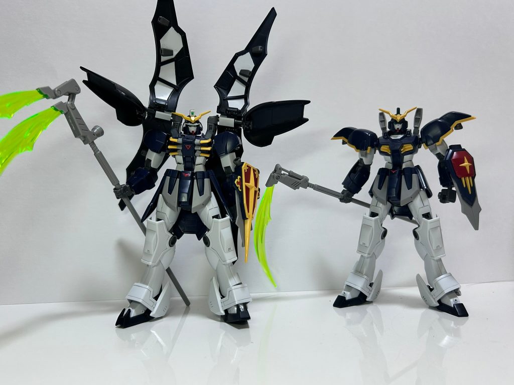 ミキシング前の二体。顔はシュッとした素デスの方が好きとか、でもヘルのデカい翼は欲しいとか、いや肩は素デスの尖ってる形の方が格好良いとか、尖ってるのが格好良いならつま先と盾はヘルだろとか、ぶっちゃけツインビームサイズはダサいよね?とか、色々考えながら組み合わせました。楽しい･･･。