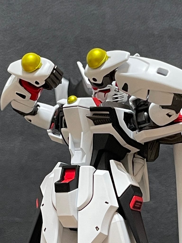 手の光球に比べて胸のはだいぶ小さくしました。腕の光球はジャンク詰め合わせで買った物の中にあったMGギャンの盾の機雷になります。胸の光球はグレードアップパーツのレンズですね。&nbsp;