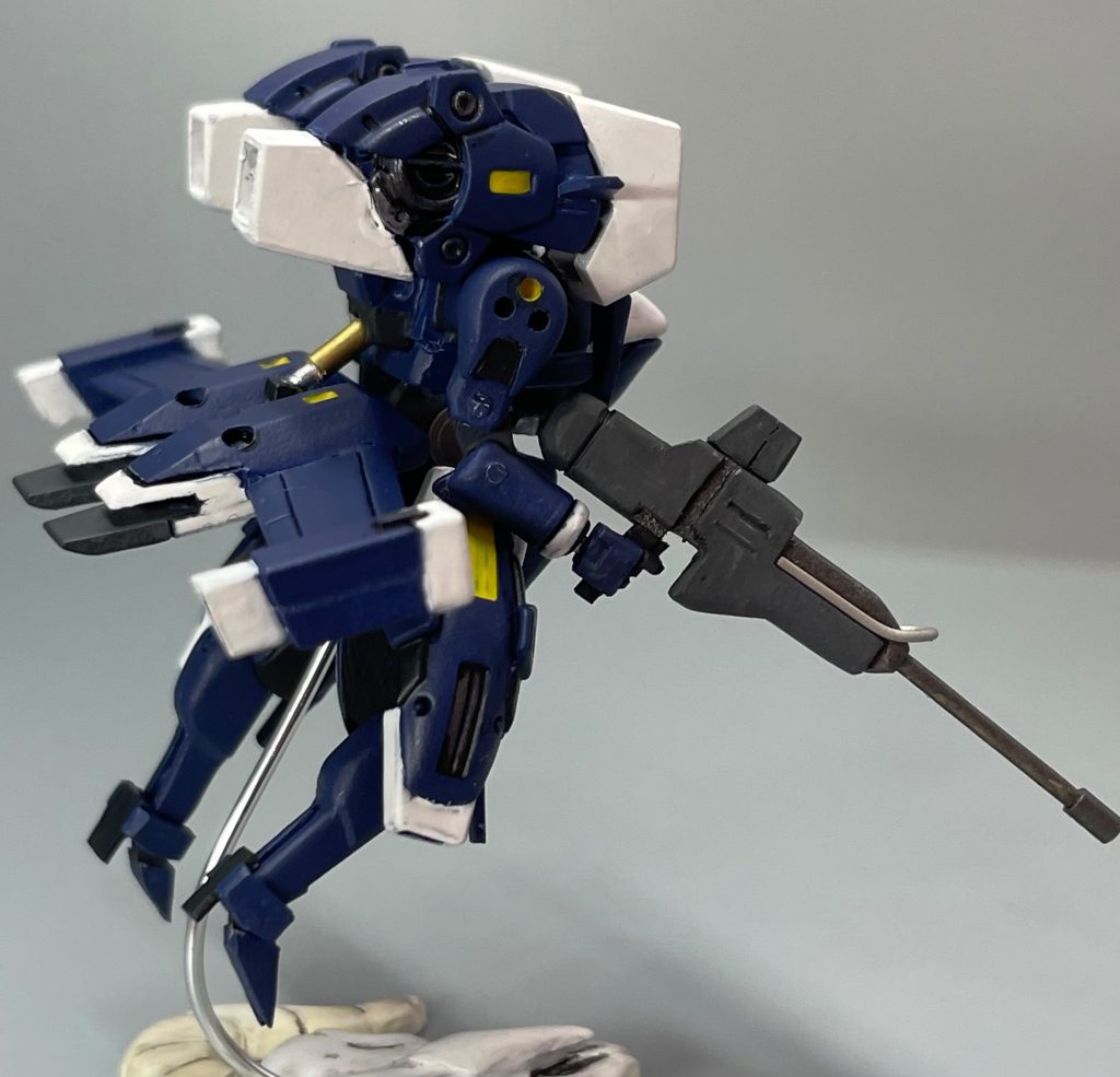 肩部のエンジンユニットはV2アサルトバスターの肩アーマーを加工しました。接続はマグネットにて。肘は二重関節で結構しっかり曲がります。肩アーマーは5mmプラ棒、上腕はプラ板積層、前腕は3mmプラ棒削り出し。太腿はV2のサイドアーマーとプラ板、ふくらはぎはプラ板積層からの削り出し。肩アーマーに3つ穴が空いているのは製作時パトレイバーを観ていたので出渕メカに引っ張られて。