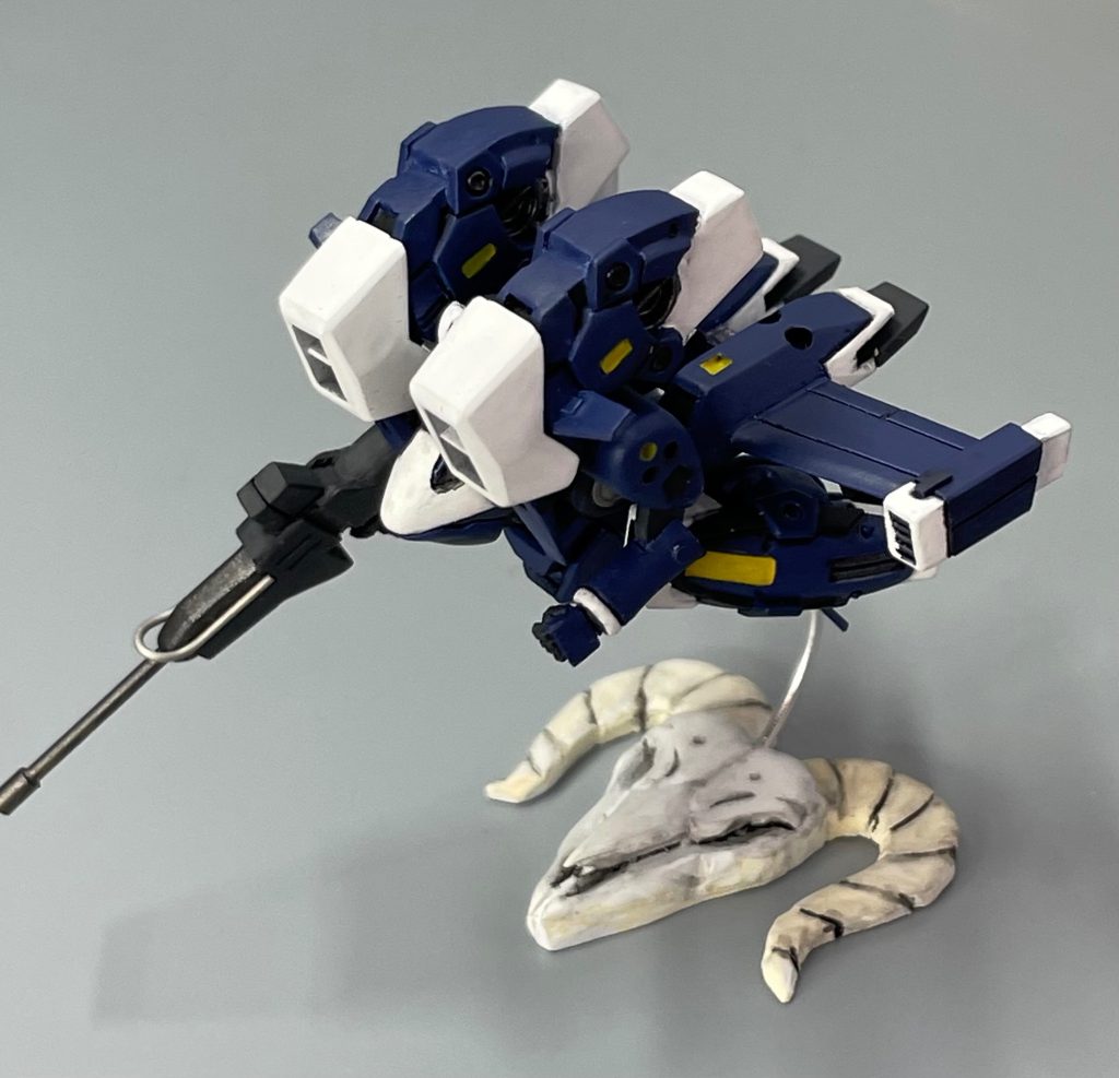 エアリーズは牡羊座という事で、今回の台座は羊の頭蓋骨にしました。製作はプラ板積層からの削り出し。具合が分からず汚しすぎました💦