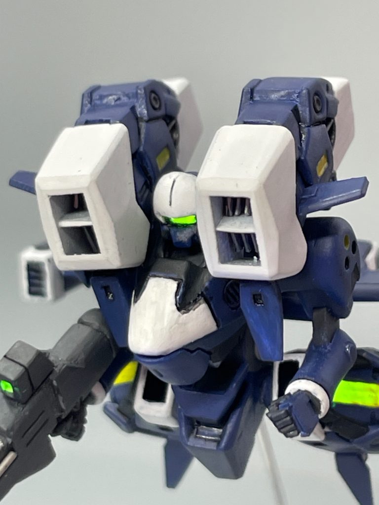 頭部はプラ板積層から削り出し、瞬着盛り盛り。胴体はV2ABをベースにプラ板貼ったり削ったり。塗装はとりあえずティターンズブルー2を缶スプレーしたのち、白はアクリジョンベース、関節のグレーもアクリジョンベース、装甲のグレーはジャーマングレーを筆塗りです。アップにすると筆ムラ、インテークのフィンのヨレが目立つ💦