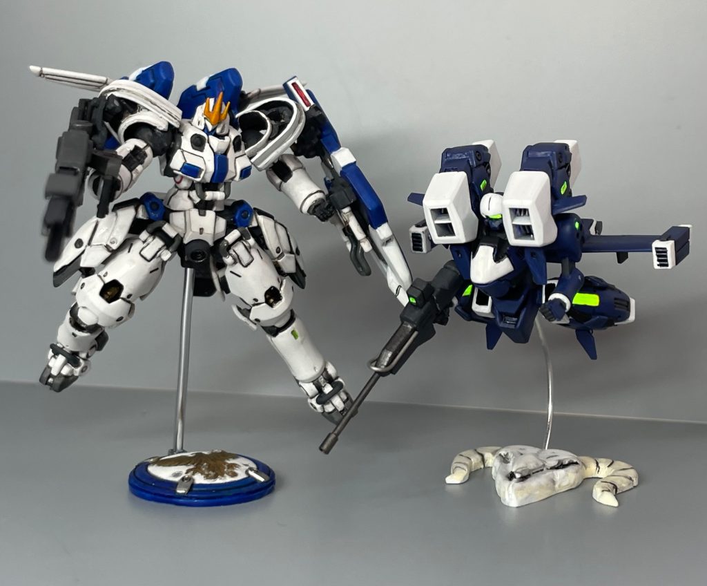 以前製作したトールギスⅢと2ショット。こうして見るとサイズだいぶ小さいです。どうりで同時期に触っていたサザビーがデカく感じるわけです。