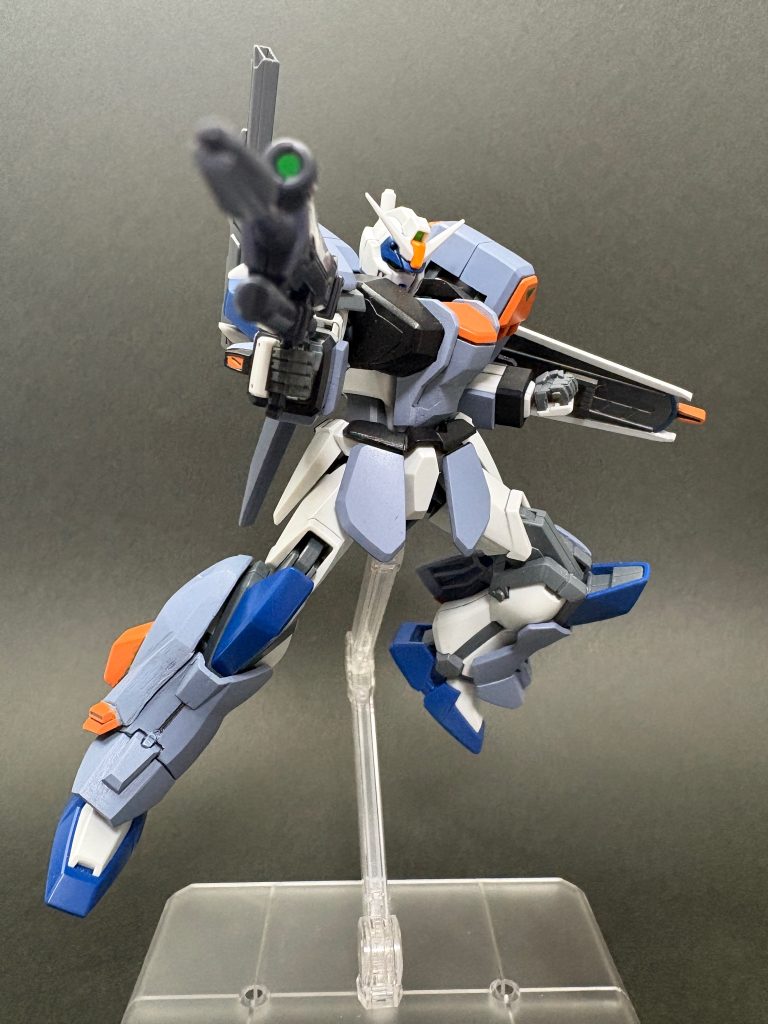 SEED作品のポーズといえばまずはこれですよね！HGCEデュエルブリッツの発売がアナウンスされた時、だれもが思い考えた事それは「アサルトシュラウドにしよう」だったと思います。（自分はそうでしたw）ただ、ASのパーツを手に入れるのが困難でふらっと寄った中古屋に組み立て済みのASが定価以下で並んでるのを見つけれたのが幸いしました。