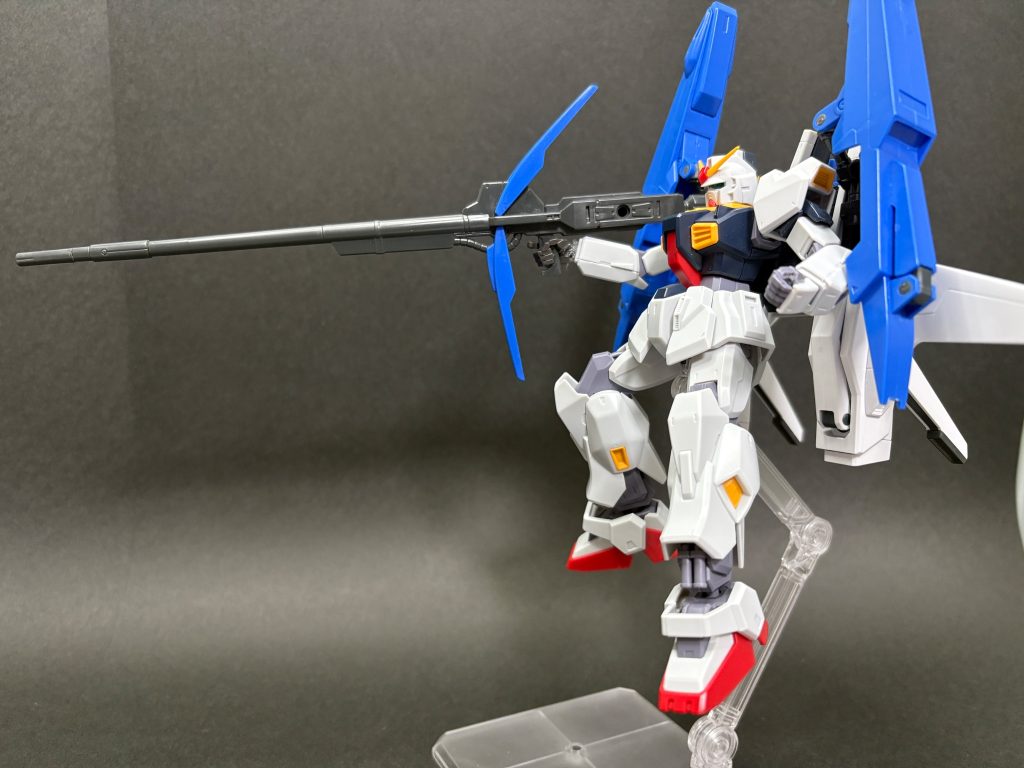 ロングライフルはやっぱりロマンですね。リバイブ版Mk-Ⅱのハンドパーツでは持たせれませんので、あまりハンドパーツで持たせています。0079の連邦系ハンドパーツ（人差し指が離れている奴）だとしっかり持たせれるのですが、ボールジョイントはゆるゆるですのでサランラップを嚙まして保持させてます。ビルドアップパーツの連邦ハンドが使えるらしいので見つけたらそれに交換しようと思います。※追記Mk-Ⅱのバズーカの取っ手を使えば持ち手の変更や大掛かりな切削しなくても取り付けられました。&nbsp;