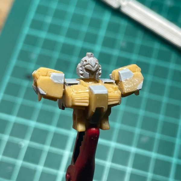 上半身形になってきました。マークIIの上半身バックパックだけ作ったらそのままいけんじゃね？くらいの感覚ではじめたのですが肩アーマーもコックピットも全然違うんですね💦（1枚目）