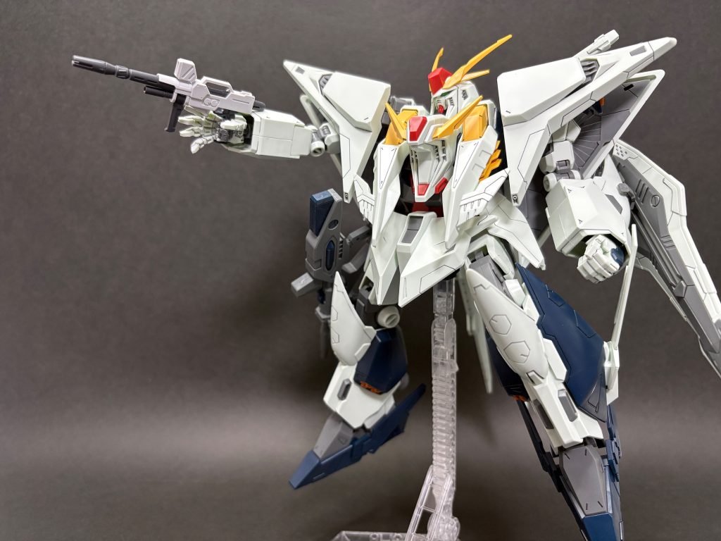 キルケ―Verに付属する小型マニュピレーター付き平手に近場にあった、持たせれたのを。こちらは陸戦型ガンダムのビームライフルです。ハサウェイから愚痴が聞こえてきそうですｗ