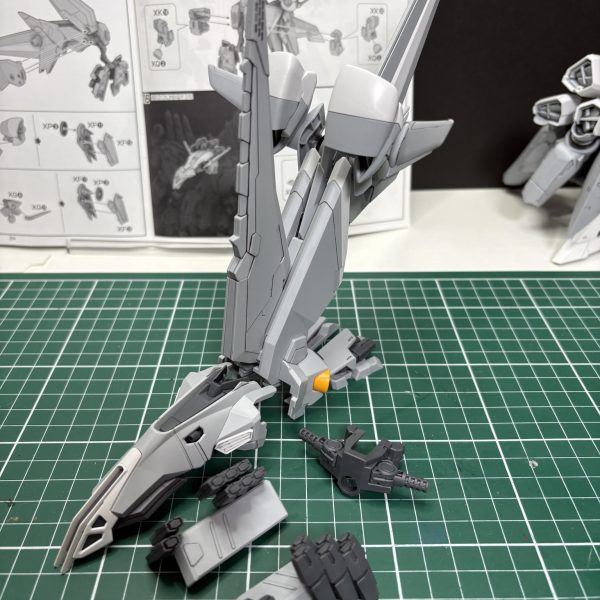 墨入れしながら4日から作り始めましたが本日作成の腕？部分で墨を諦めましたw（あとで入れますw）墨を入れながら作成するとただの素組の倍の時間がかかってるので疲れました。この後まだ中身の量産型ニューが残っています。元々部分塗装しようと後回しにしてましたが、ただの素組で一旦終わらせようｗ（3枚目）