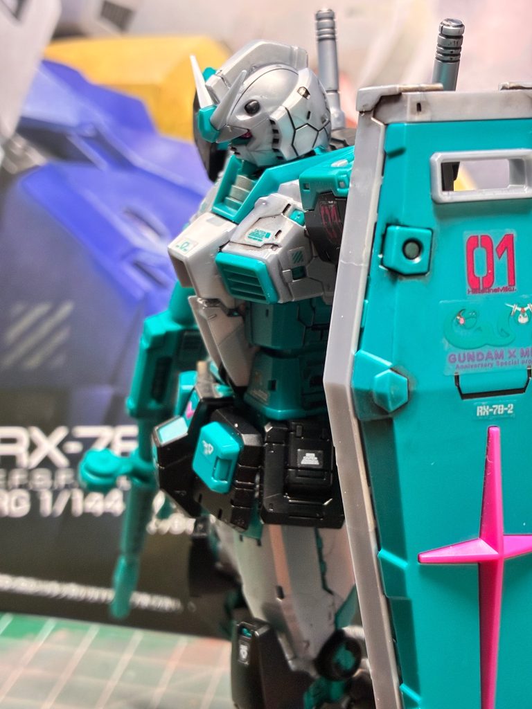 RGはシール貼りの練習をすると決めています。笑容赦なく失敗していくスタイル。