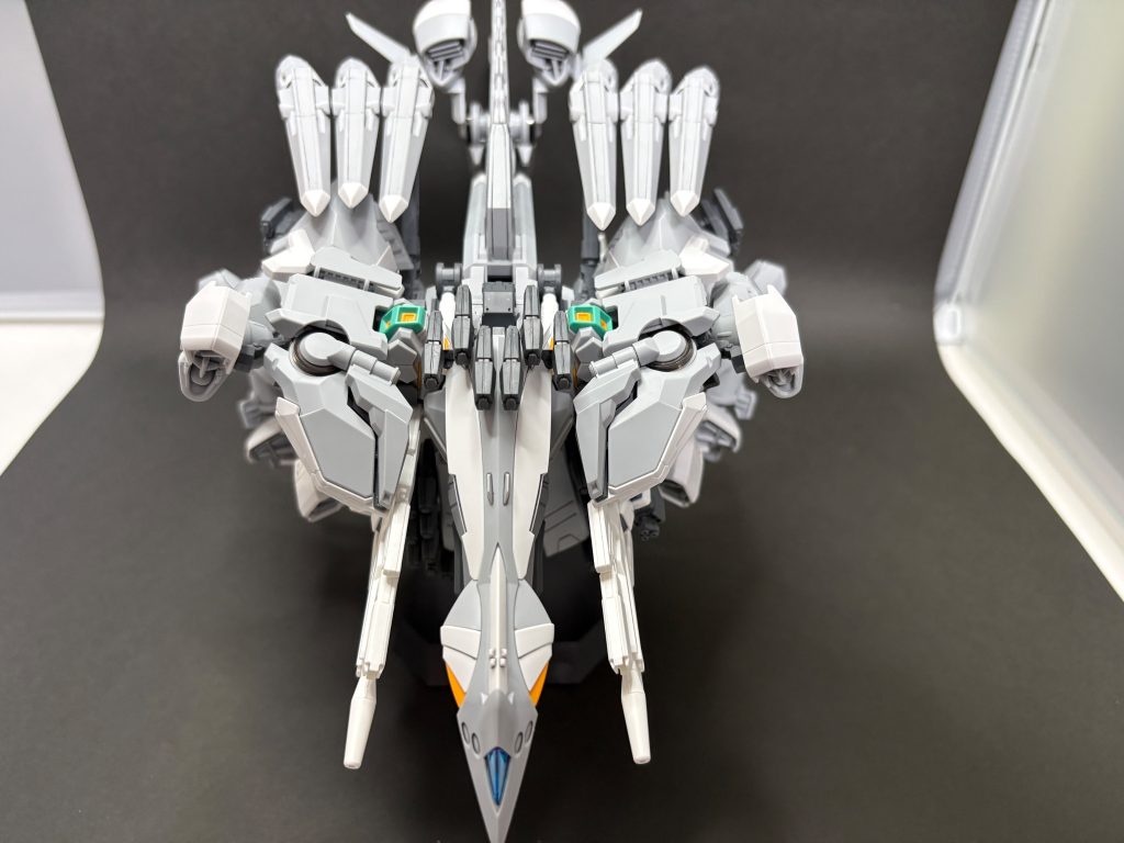 上からビームライフルを二挺持たせてフライトフォームは某アーマーなコアの白いグリントを彷彿させてくれます。アリュゼウスが欲しくなった理由の一つですw