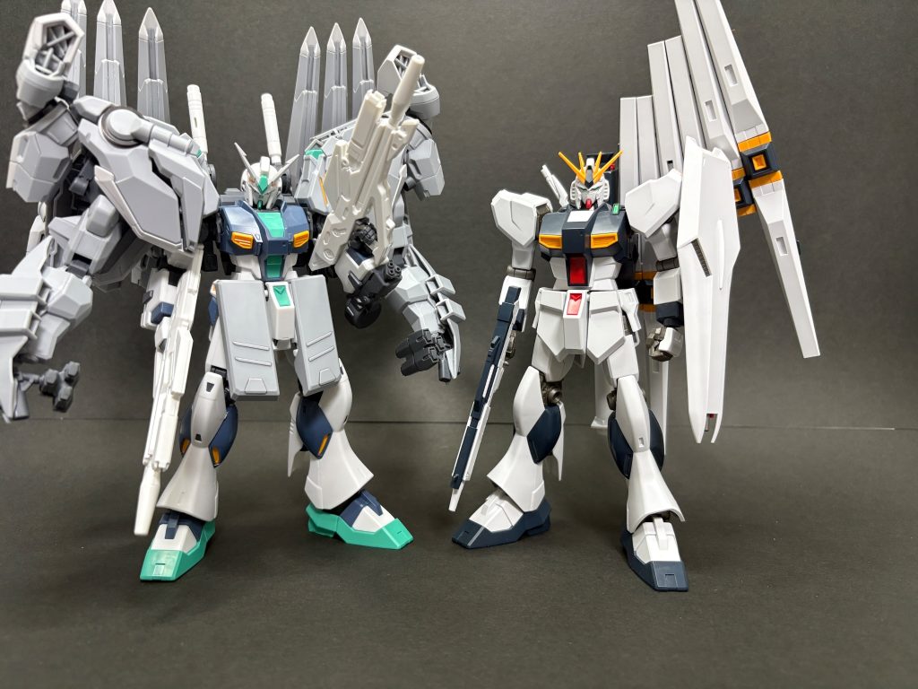 νガンダムとの２ショット。アリュゼウスとの比較は他で見ていると思いますのでこの子とｗアリュゼウスの腕つけただけなのに宇宙世紀感が一気になくなるｗ