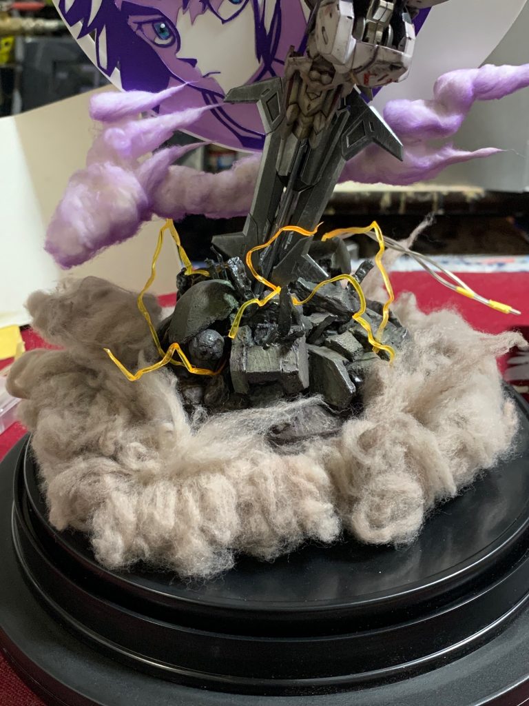 地面の綿はアクリルガッシュを洗面器に溶かしてそこに沈めて着色。淡く染めるイメージです。雲状の綿はスプレーノリである程度かたちを固定してからエアブラシで着色しています。