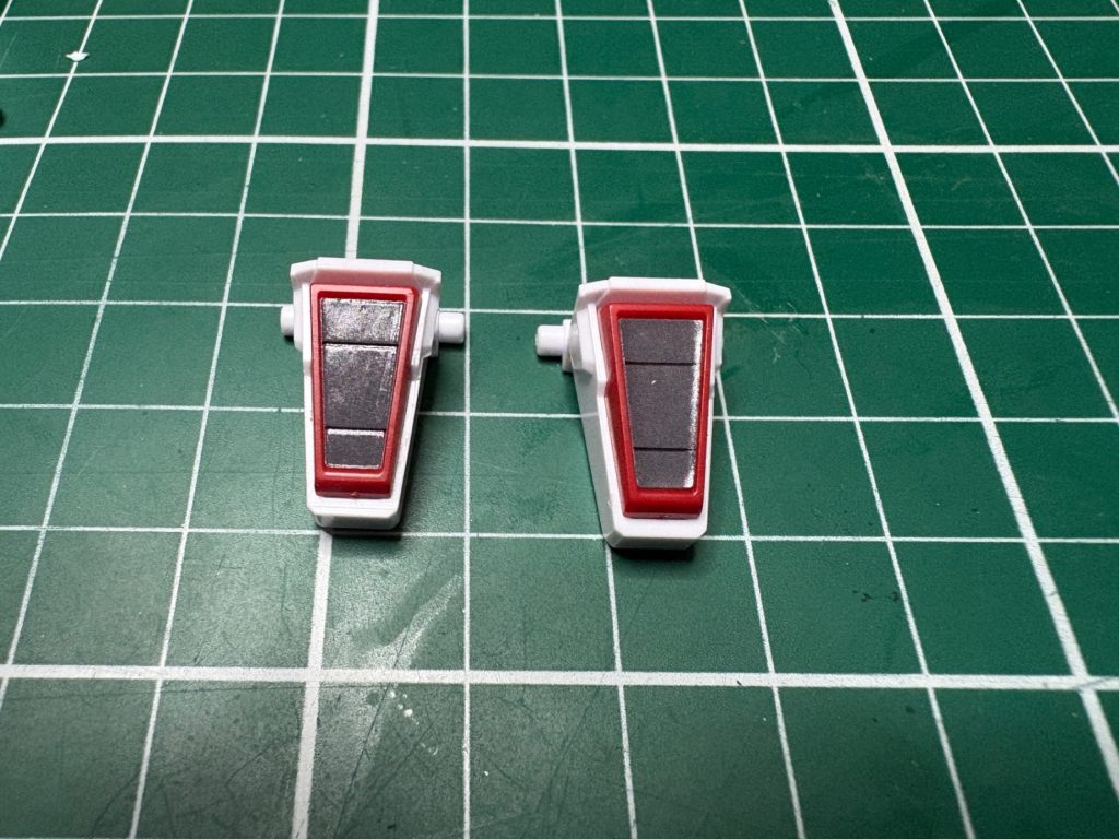 前オーナーは奇麗にシールを貼ってました。ただ、貼っただけだったので溝に合わせて爪楊枝でコスコスしておきました。（キレイに貼って頂いてたのでちゃんとシールのラインと溝が合致してます）