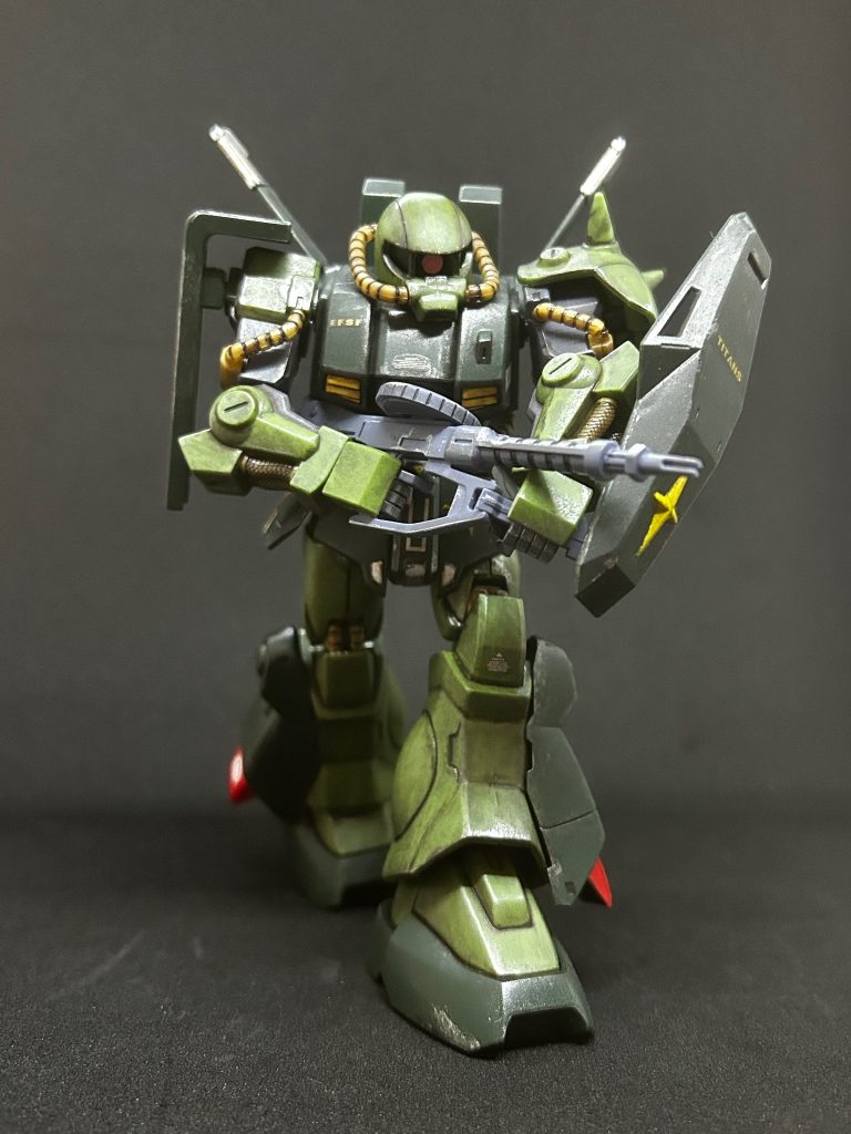 次はハイザックですこれは割と最近作ったキットですね、古いHGですがこのガッチリした体型がイカしてますね。汚し塗装を明るく見せることはあまりしてきませんでしたが陰影が映えますね。ほかの投稿者さんたちの作品を暇さえあれば見てますがいやはや皆さんレベルが高すぎてもーとてもとても笑作品は比べるものではないですが自分も更に自分が良いと思えるものを作るために精進していかなきゃいけませんね。