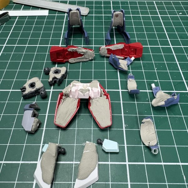 息抜きをした事で、パテ作業にやっと取り掛りましたｗ硬化してないのでみためきたないです。整形は次回にでも。パテ作業入る前に色々な投稿を見てましたらニュータープよろしくキュピーンときまして、サムネのように両肩にシールド追加しちゃいました。あと頭部も少し弄りました。（2枚目）