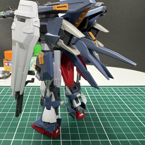 やっと形になりましたので、テストショットでも。新たに持たせた銃は盾に懸架できるように３ｍｍ軸と穴を追加。頭部にバイザーを脱着可能で追加。肩のミサイルポッドの欠損した蓋を自作で作成。腰部スカートは前面は通常時用と追加装甲を背面は追加スラスター的なものを追加。脚部は磁石で脱着可能な装甲に変更。ただ動かすにはポロポロするのでどうしよう。（5枚目）
