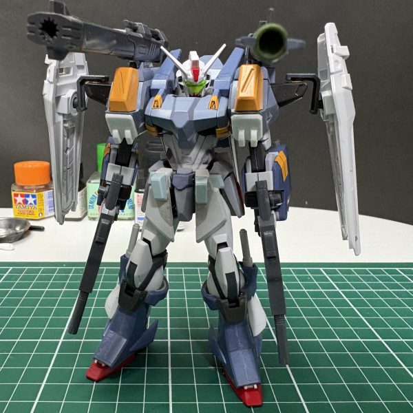 やっと形になりましたので、テストショットでも。新たに持たせた銃は盾に懸架できるように３ｍｍ軸と穴を追加。頭部にバイザーを脱着可能で追加。肩のミサイルポッドの欠損した蓋を自作で作成。腰部スカートは前面は通常時用と追加装甲を背面は追加スラスター的なものを追加。脚部は磁石で脱着可能な装甲に変更。ただ動かすにはポロポロするのでどうしよう。（2枚目）