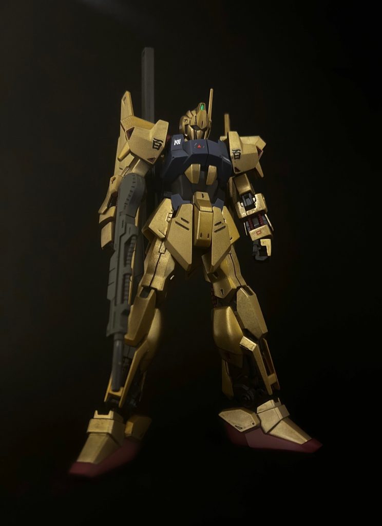 続いて百式ですもうこれは本当に大好きでたまに動かして遊ぶくらいです笑金ピカのフレームがズッシリ立っているのは迫力ありますね。細身なボディーを感じさせない重厚感が出てますね(出てるはず！)。
