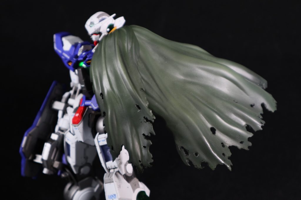 マントはもったりした感じが否めなかったのでこちらも穴開けたり破けたように加工してます。塗装で若干の陰影をつけてます。